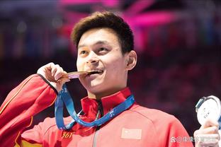 王大雷领取第2轮最佳球员奖杯：希望大家继续支持中超和泰山队